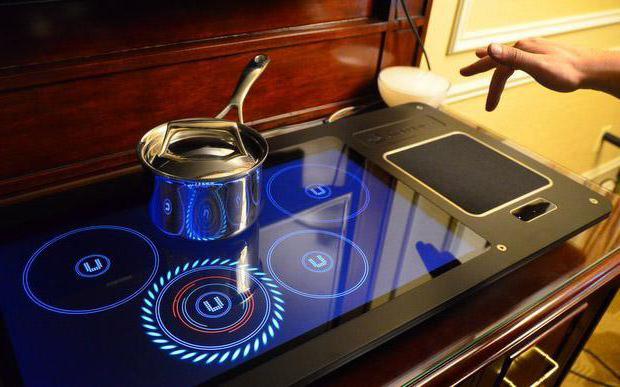 При прикосновении бьет током