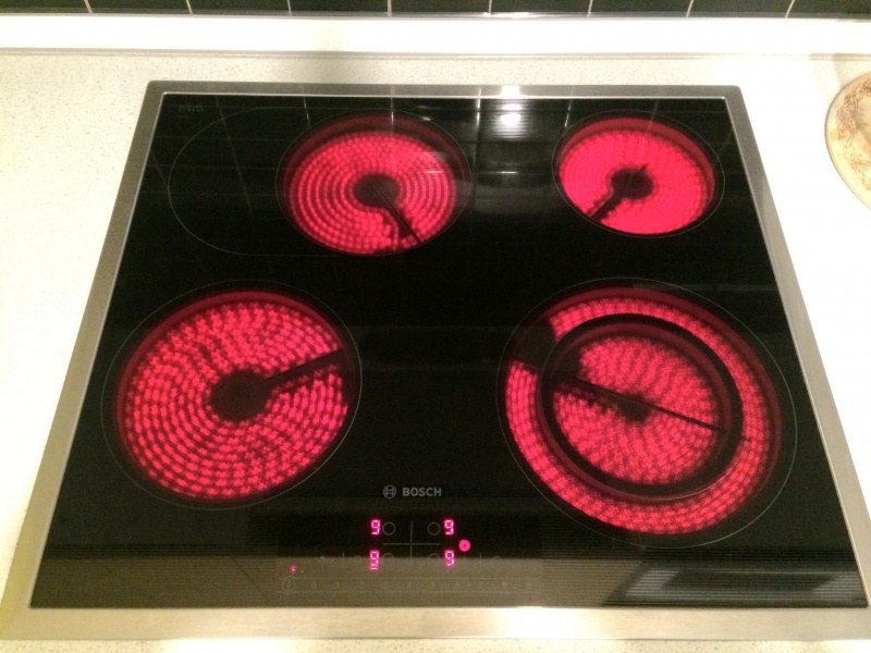 При включении одной зажигаются все конфорки