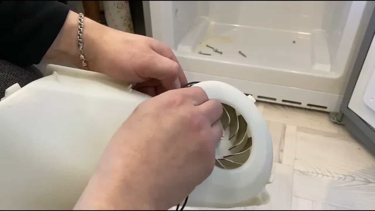 течет вода стиральная машина