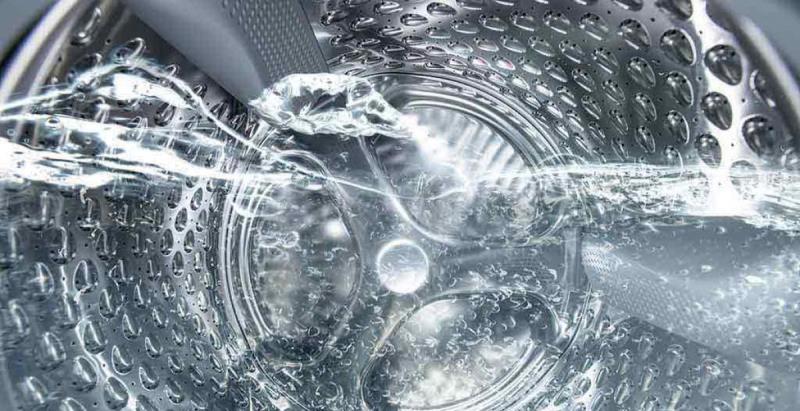 <p>НЕ СЛИВАЕТ ВОДУ</p>